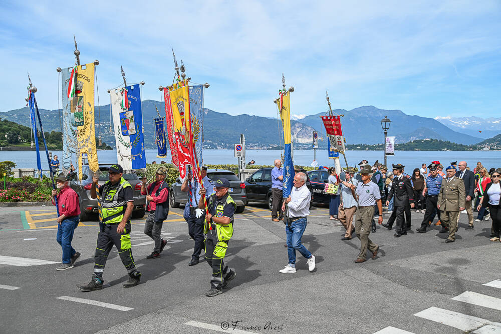 Gli Alpini sfilano a Laveno 