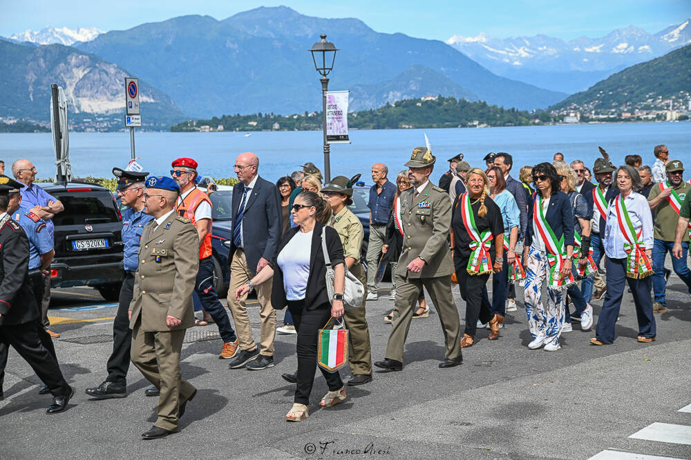 Gli Alpini sfilano a Laveno 