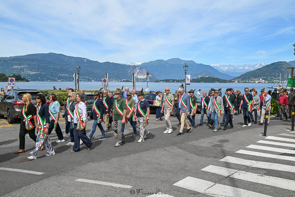 Gli Alpini sfilano a Laveno 