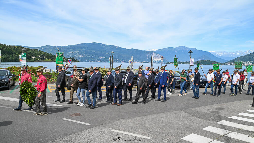 Gli Alpini sfilano a Laveno 