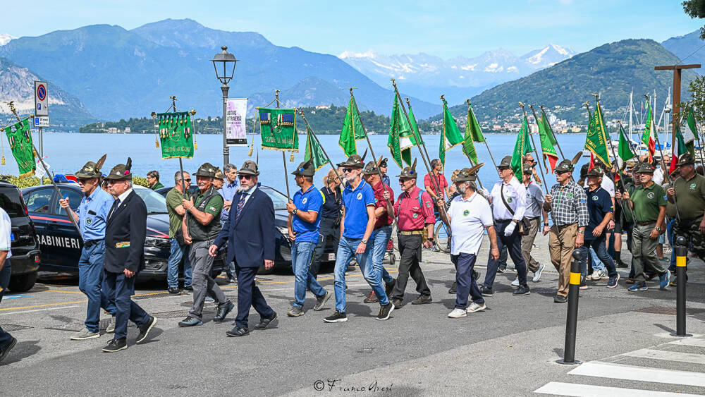 Gli Alpini sfilano a Laveno 
