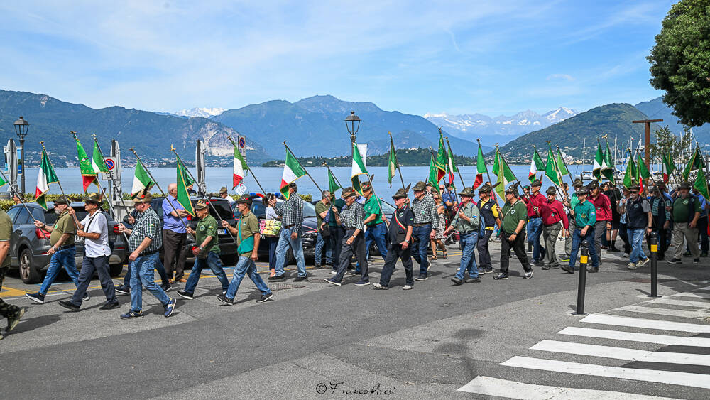 Gli Alpini sfilano a Laveno 