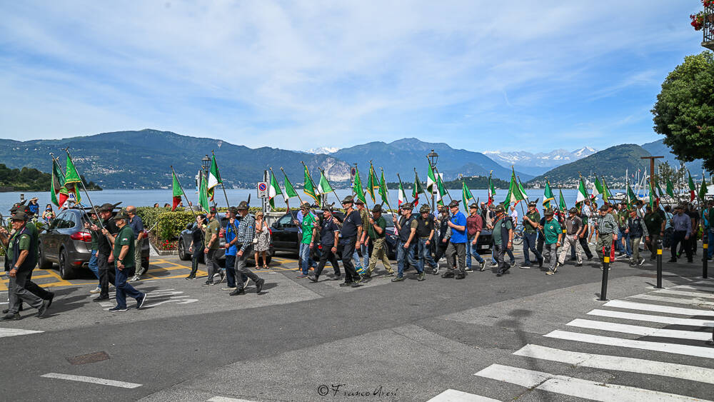 Gli Alpini sfilano a Laveno 