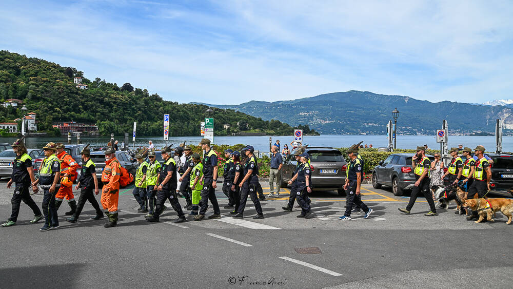 Gli Alpini sfilano a Laveno 
