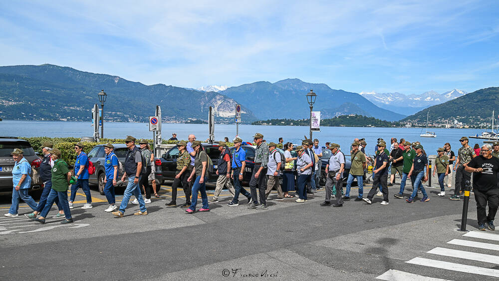 Gli Alpini sfilano a Laveno 