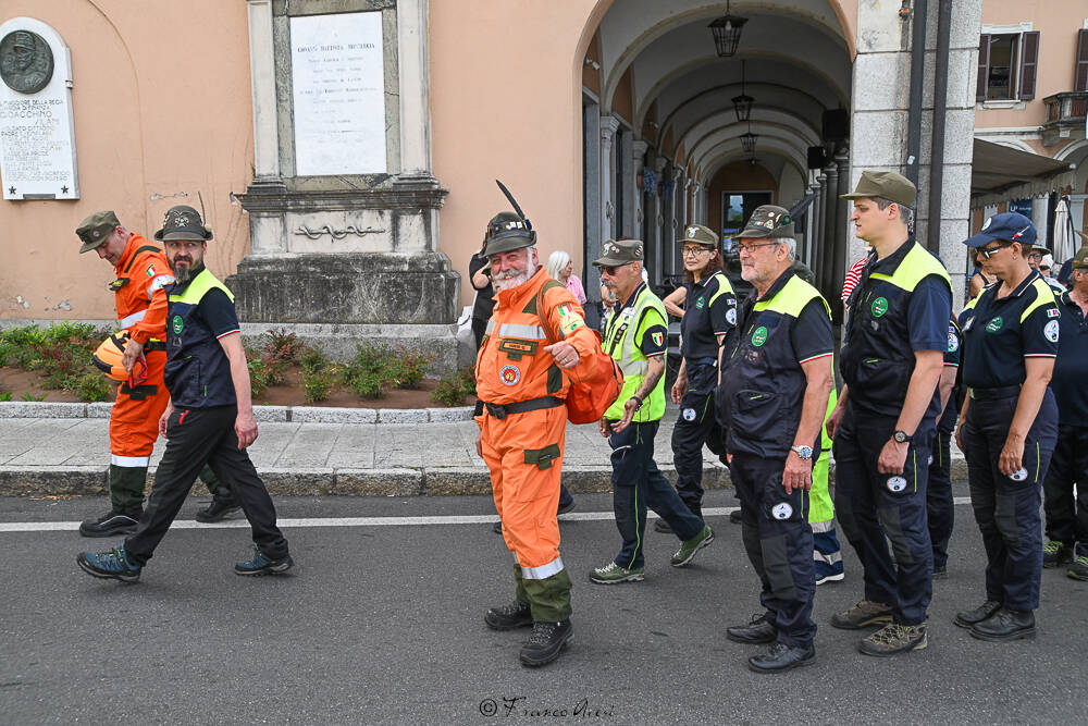 Gli Alpini sfilano a Laveno 