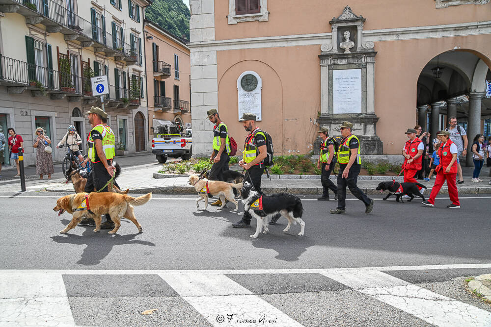 Gli Alpini sfilano a Laveno 