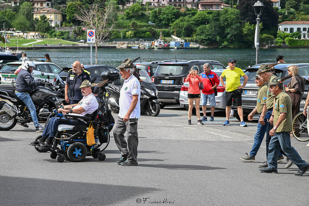 Gli Alpini sfilano a Laveno 