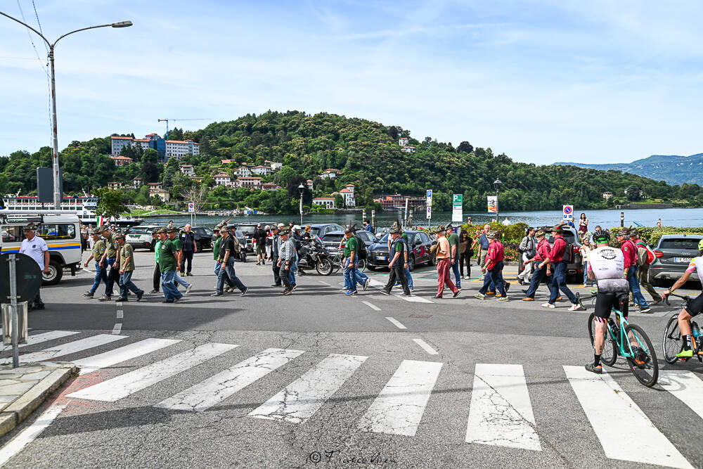 Gli Alpini sfilano a Laveno 