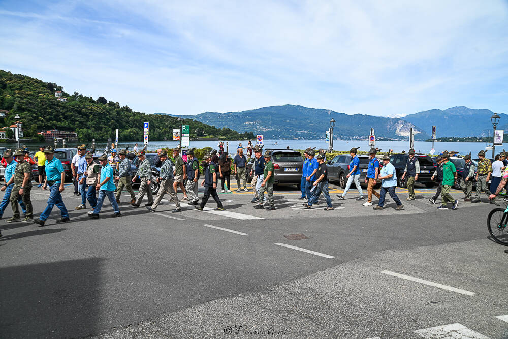 Gli Alpini sfilano a Laveno 