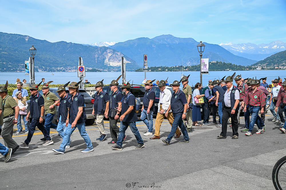 Gli Alpini sfilano a Laveno 