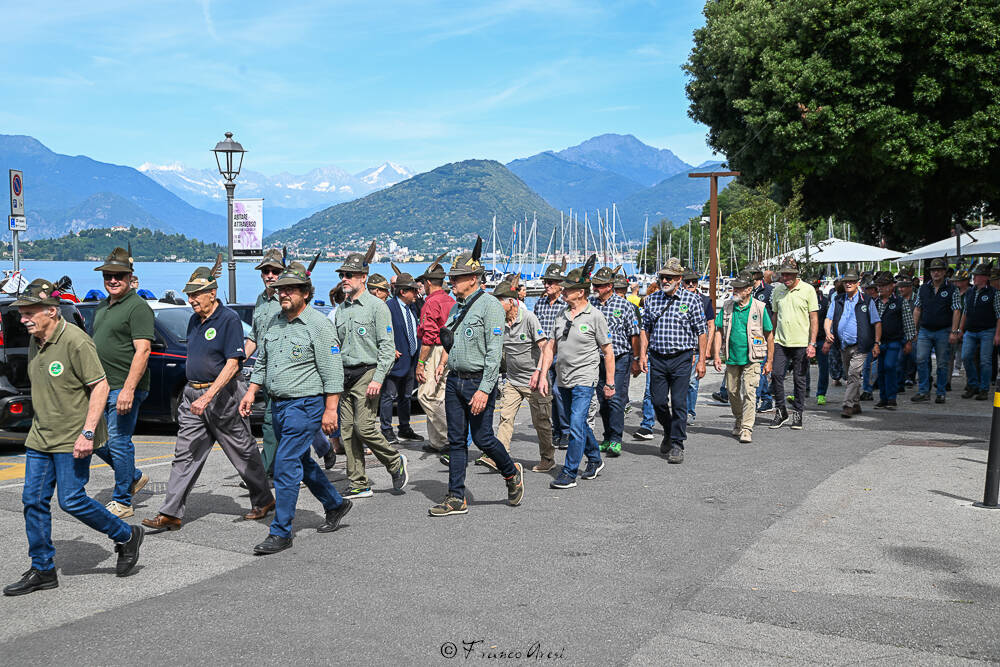 Gli Alpini sfilano a Laveno 