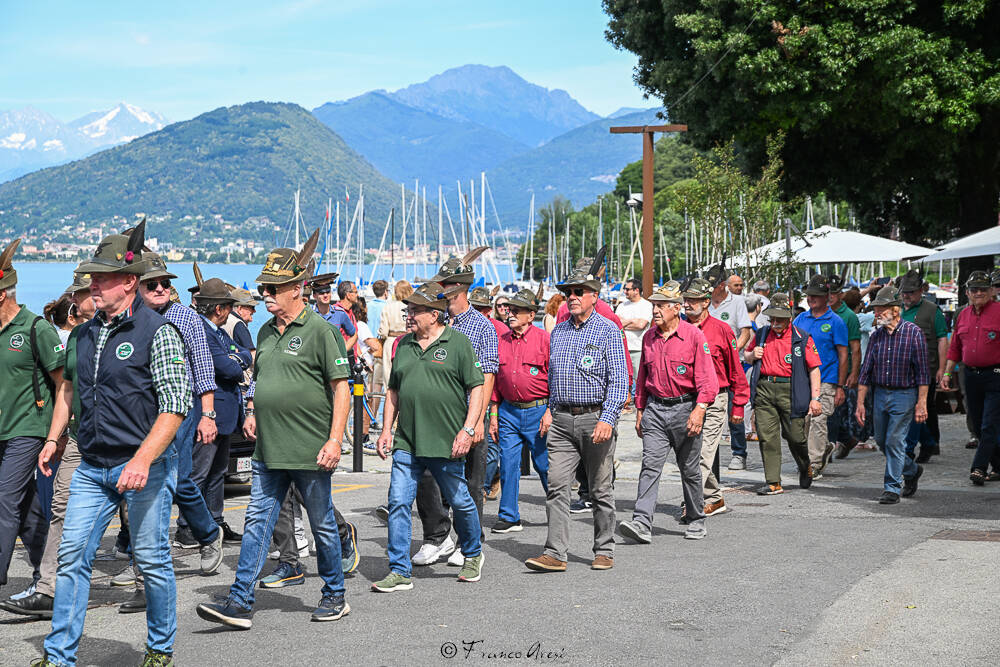 Gli Alpini sfilano a Laveno 
