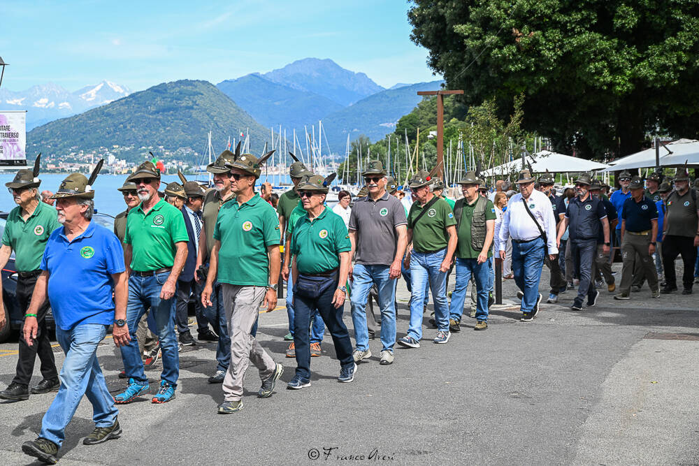 Gli Alpini sfilano a Laveno 