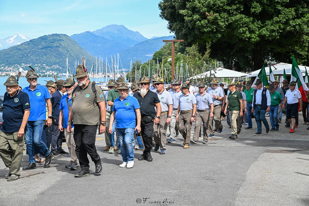 Gli Alpini sfilano a Laveno 