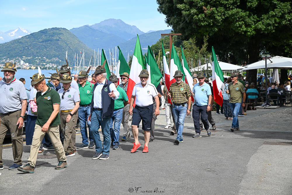 Gli Alpini sfilano a Laveno 