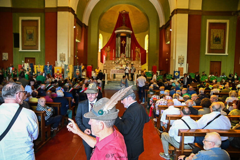 Gli Alpini sfilano a Laveno 