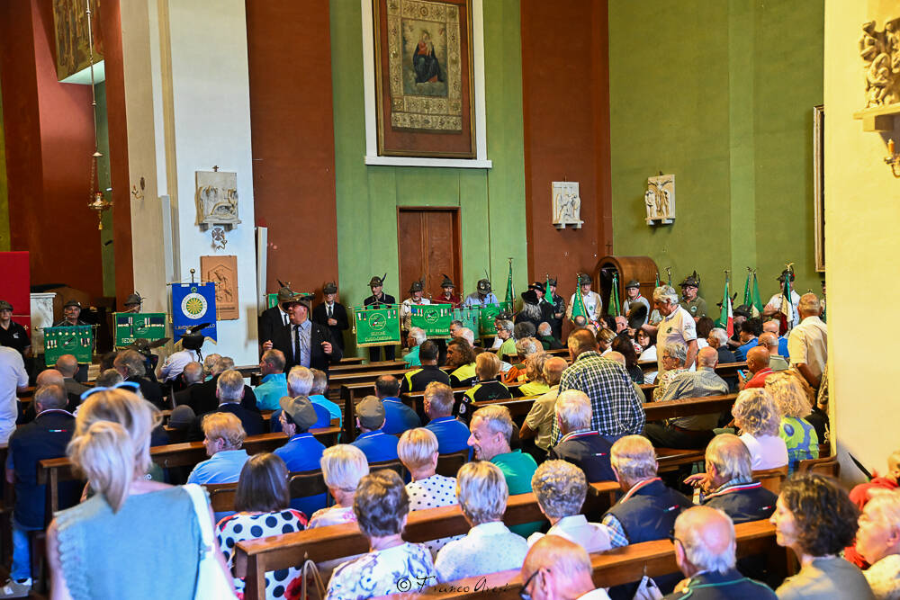 Gli Alpini sfilano a Laveno 