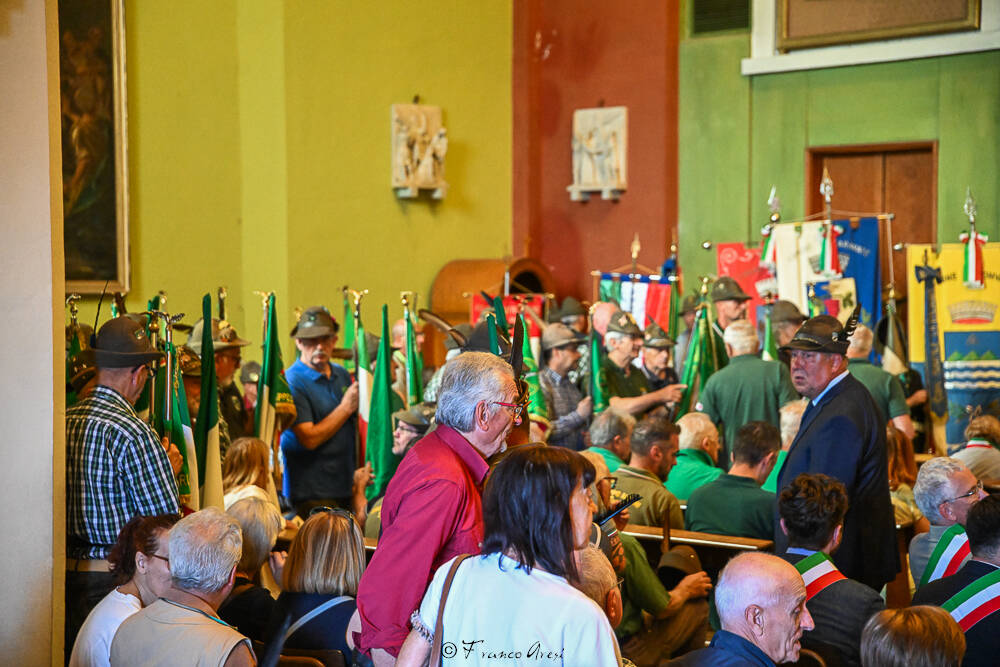 Gli Alpini sfilano a Laveno 