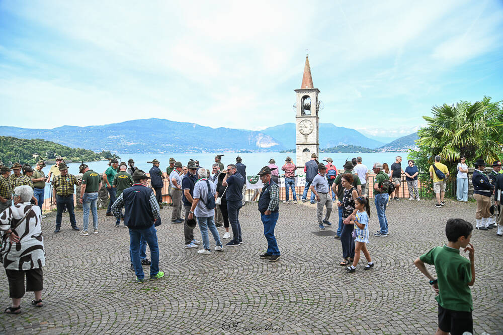 Gli Alpini sfilano a Laveno 