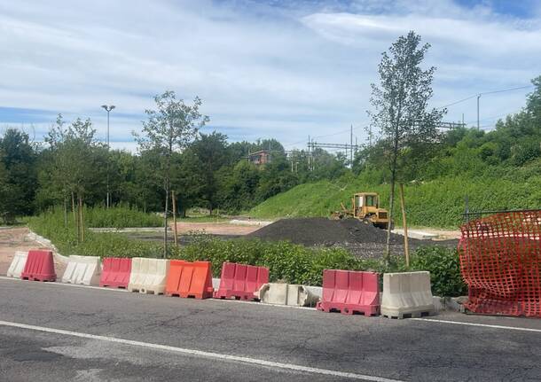 rotonda e parcheggio metropolis sesto calende