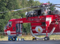 Elicottero Erikson S-64 “Cochise” dei vigili del fuoco rifornito a Malpensa. Foto di Gian Pegaso