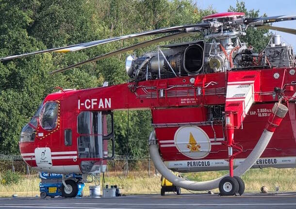 Elicottero Erikson S-64 “Cochise” dei vigili del fuoco rifornito a Malpensa. Foto di Gian Pegaso
