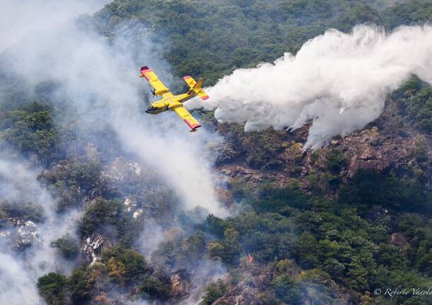 Elicotteri e aerei in azione per l’incendio sopra Premosello