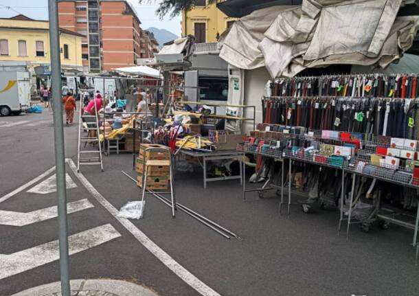 Vento di tempesta sul mercato di Luino