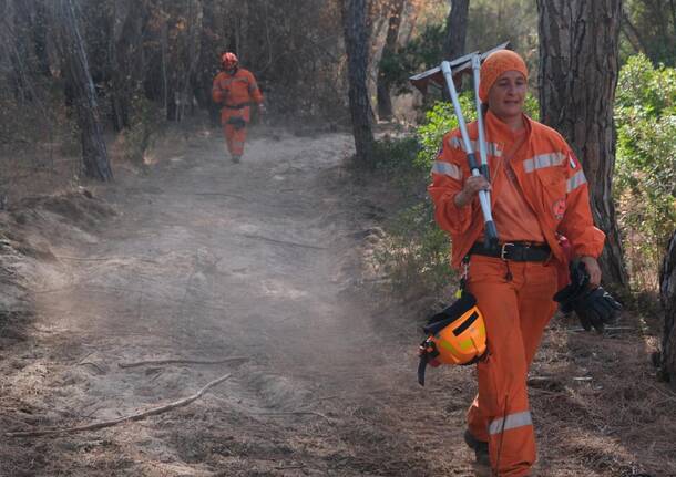 La missione antincendio dei volontari di Comunità montana valli del Verbano in Sardegna