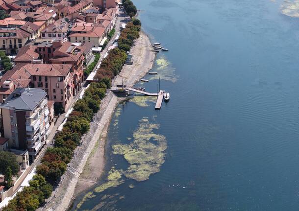 Da simbolo della città a simbolo della siccità: al ponte di Sesto Calende affiorano le ferite del lago e del fiume