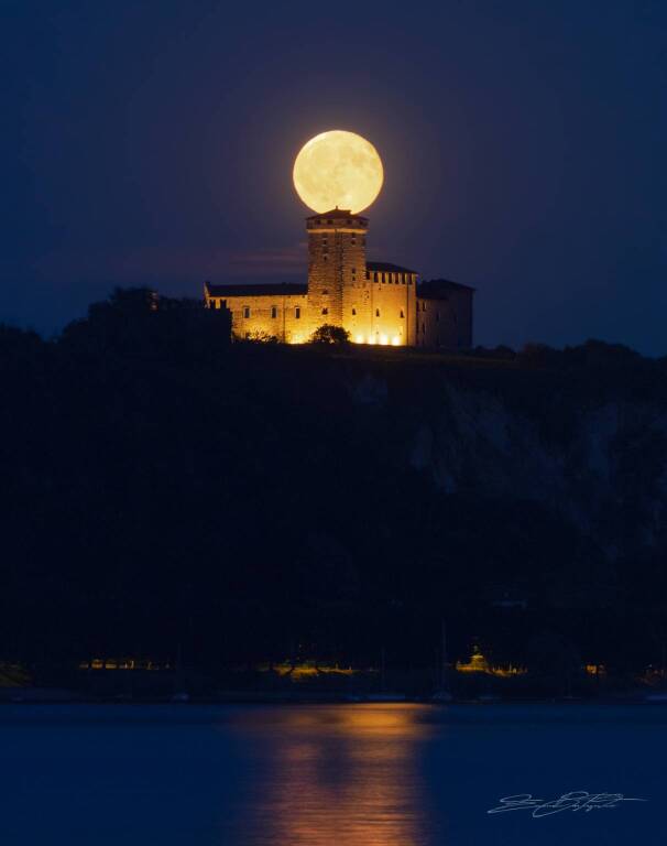 La Rocca di Angera e la luna piena del Cervo