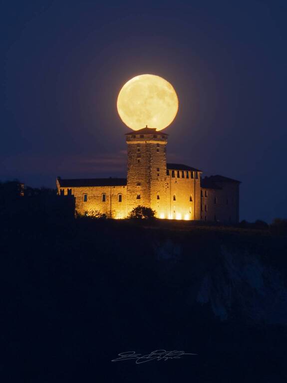 La Rocca di Angera e la luna piena del Cervo