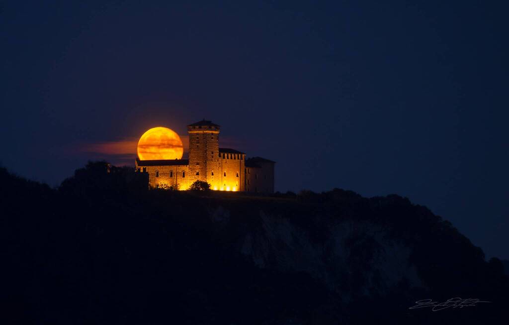 La Rocca di Angera e la luna piena del Cervo