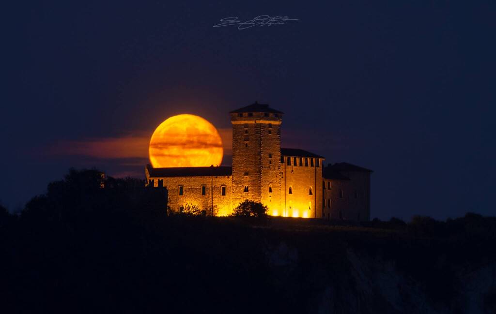 La Rocca di Angera e la luna piena del Cervo