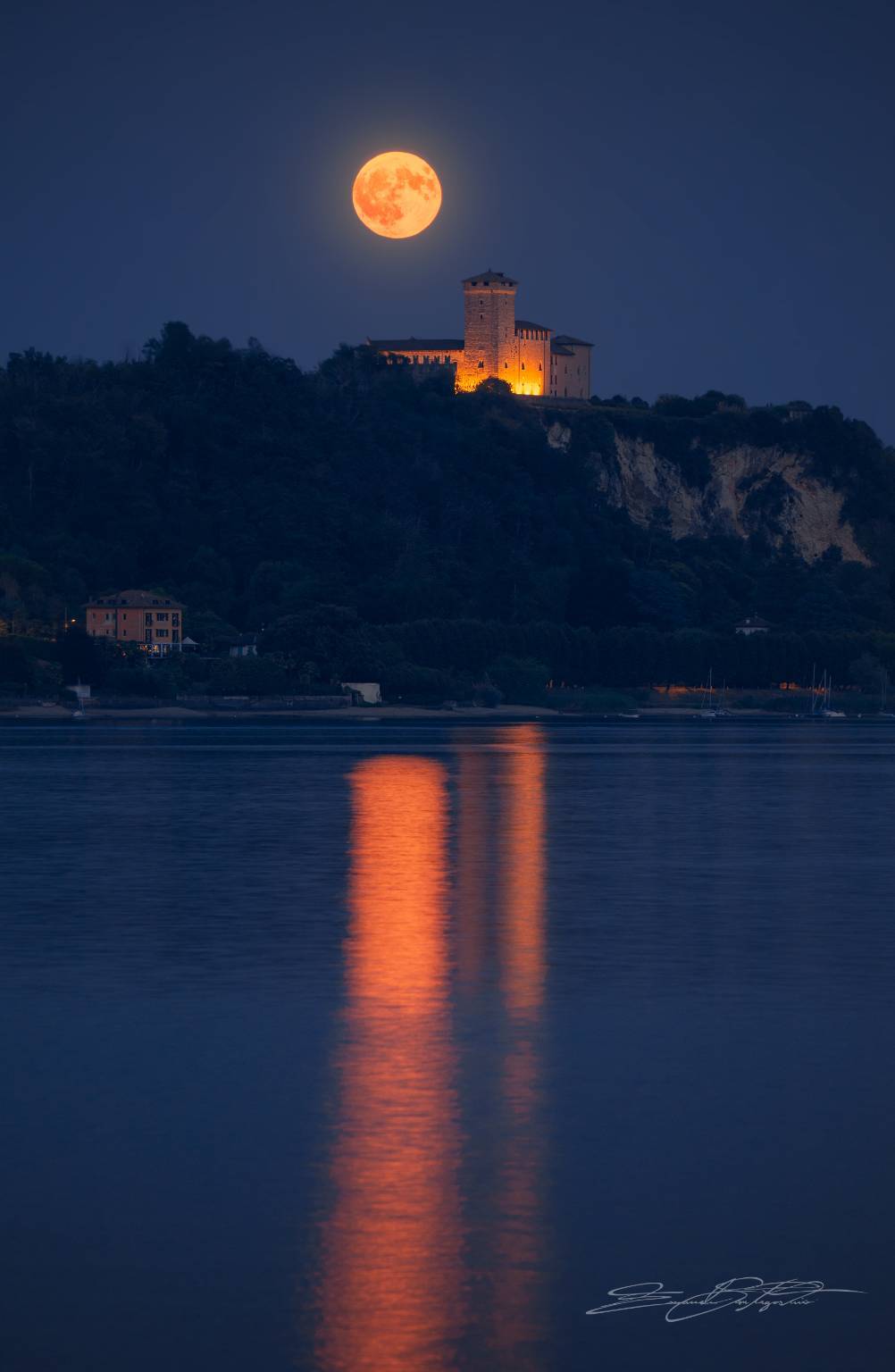 La Rocca di Angera e la luna piena del Cervo