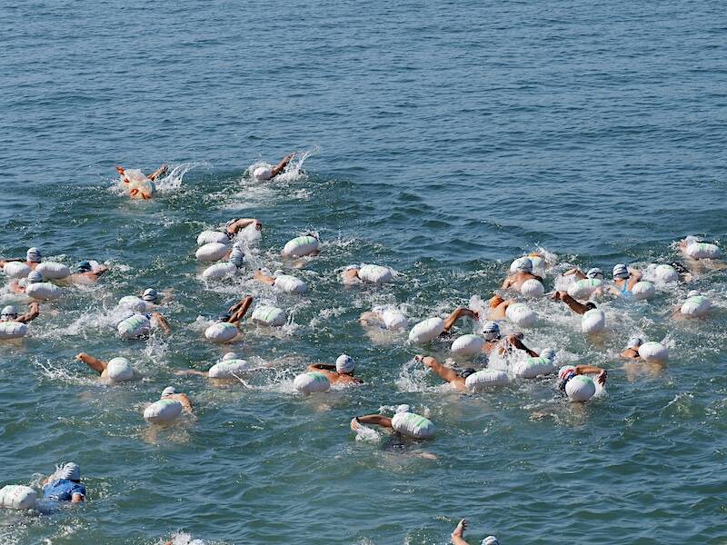 Traversata Arona-Angera, spettacolo nelle acque del Lago Maggiore