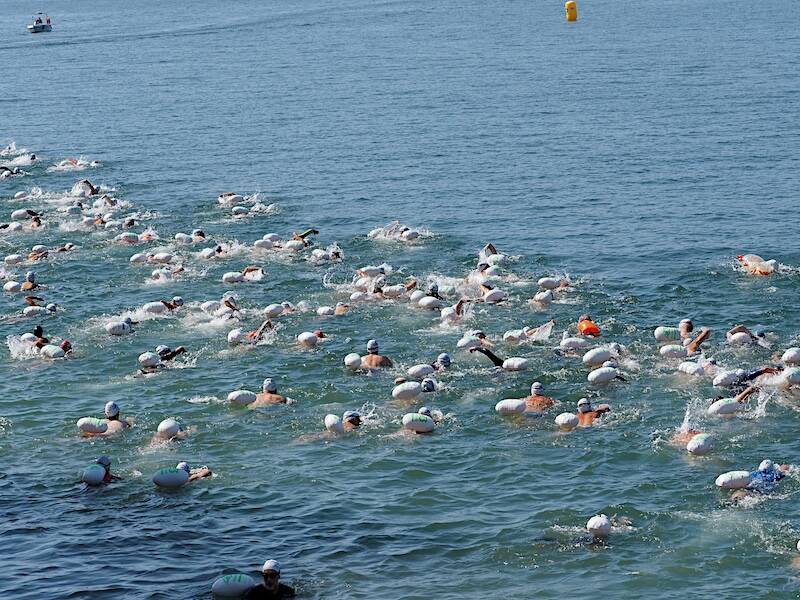 Traversata Arona-Angera, spettacolo nelle acque del Lago Maggiore