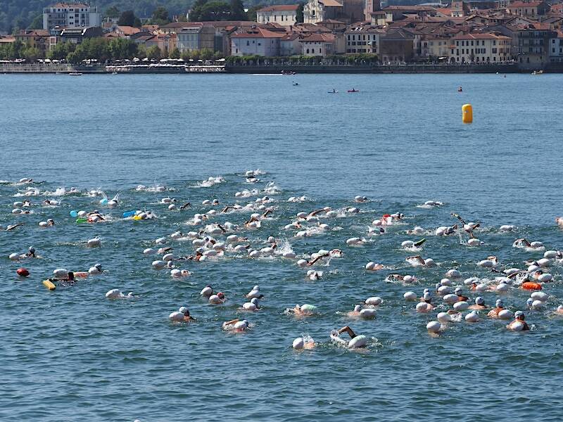 Traversata Arona-Angera, spettacolo nelle acque del Lago Maggiore