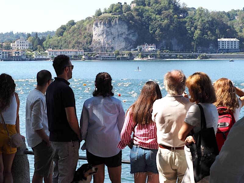Traversata Arona-Angera, spettacolo nelle acque del Lago Maggiore