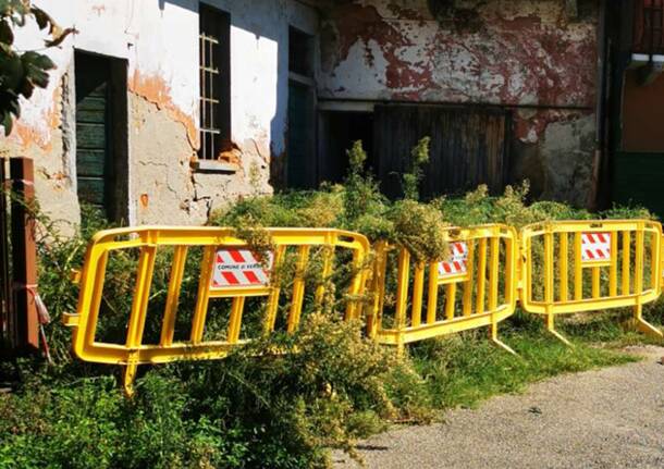 La casa in rovina all'interno di una corte a Corgeno