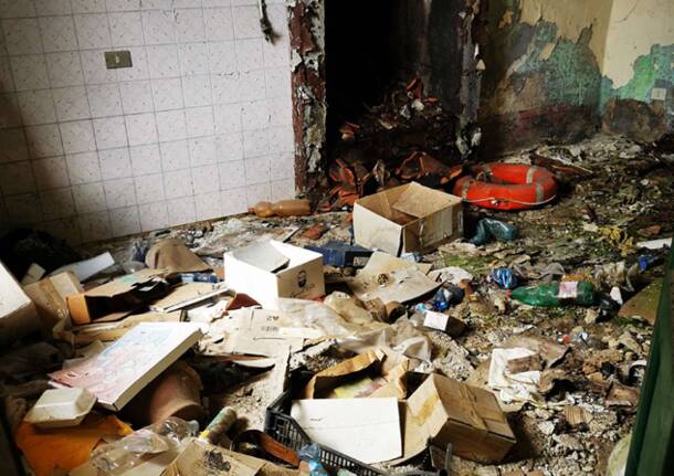 La casa in rovina all'interno di una corte a Corgeno