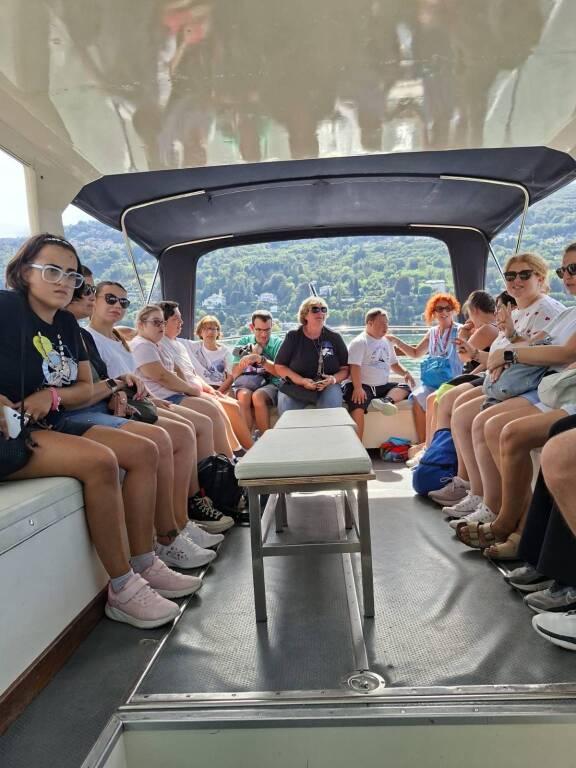 Ospiti e operatori dei centri per persone con disabilità di Galliate e Recetto in gita sul Lago Maggiore
