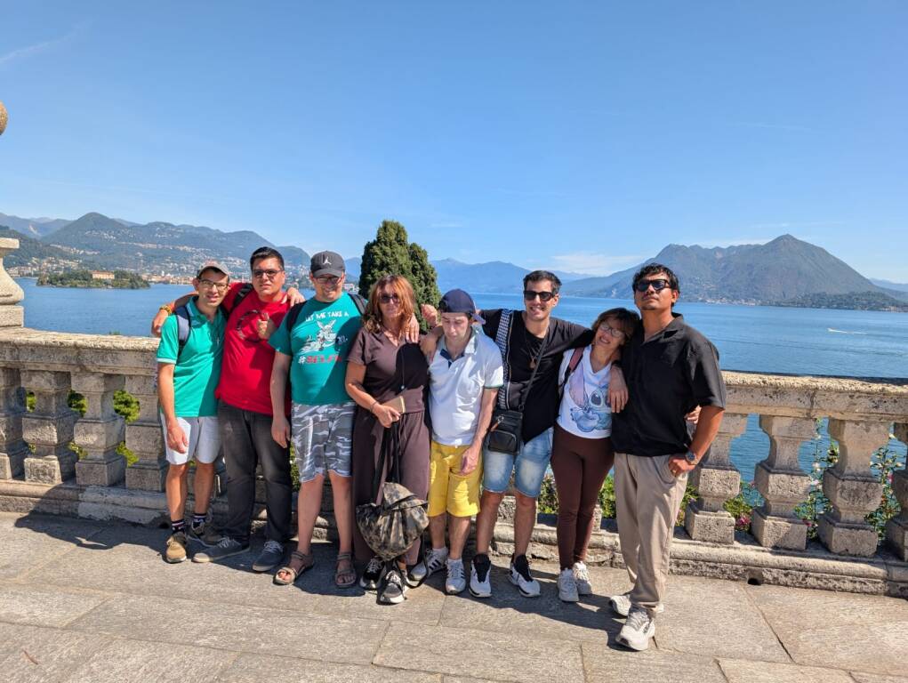 Ospiti e operatori dei centri per persone con disabilità di Galliate e Recetto in gita sul Lago Maggiore