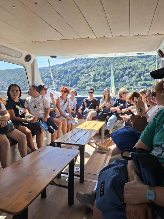 Ospiti e operatori dei centri per persone con disabilità di Galliate e Recetto in gita sul Lago Maggiore