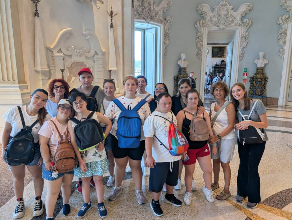Ospiti e operatori dei centri per persone con disabilità di Galliate e Recetto in gita sul Lago Maggiore