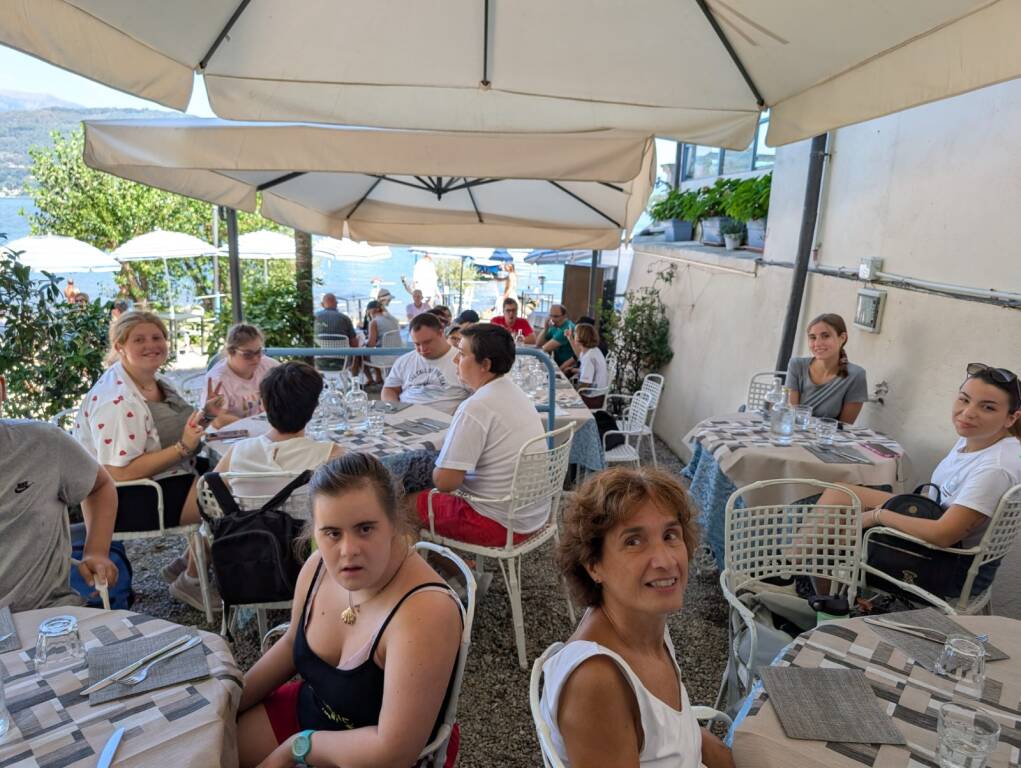 Ospiti e operatori dei centri per persone con disabilità di Galliate e Recetto in gita sul Lago Maggiore