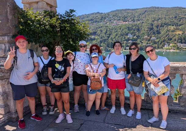 Ospiti e operatori dei centri per persone con disabilità di Galliate e Recetto in gita sul Lago Maggiore
