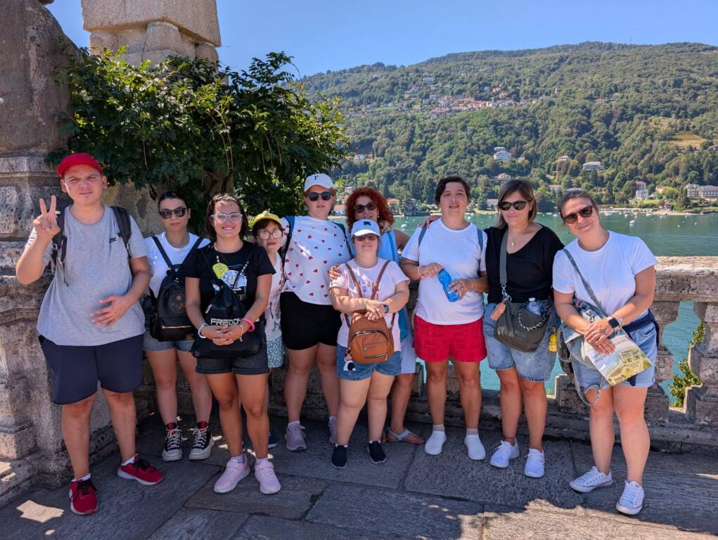 Ospiti e operatori dei centri per persone con disabilità di Galliate e Recetto in gita sul Lago Maggiore
